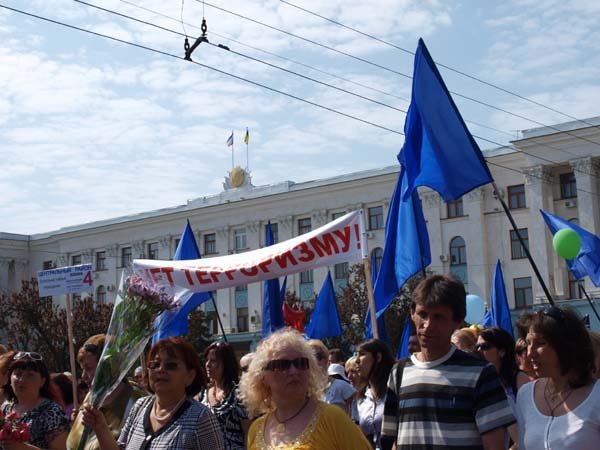 Новый Регион: В Симферополе 1 мая отметили самой массовой демонстрацией за последние годы (ФОТО, ВИДЕО)