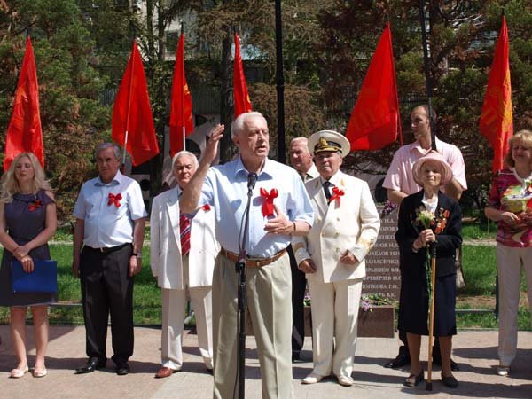 Новый Регион: В Симферополе 1 мая отметили самой массовой демонстрацией за последние годы (ФОТО, ВИДЕО)