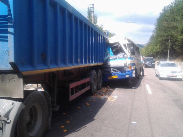 Новый Регион: Один из пассажиров автобуса, попавшего в аварию на Ангарском перевале, умер в больнице (ФОТО)