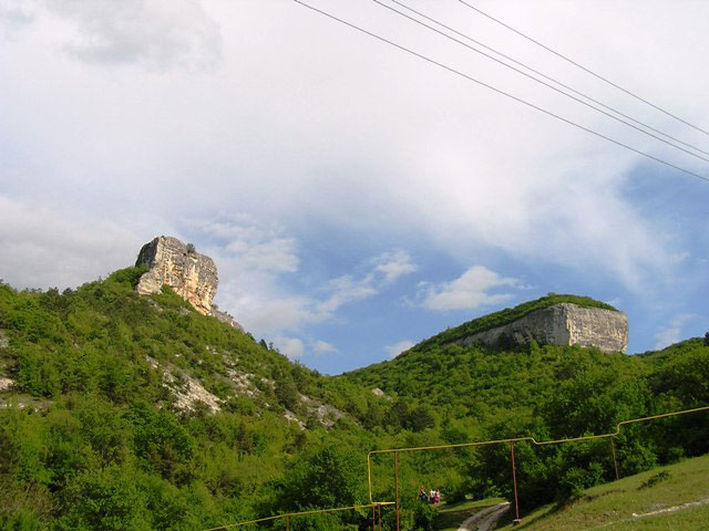 Новый Регион: Крымско-татарское предприятие перекрыло дорогу к средневековой Сюйреньской крепости и древнему монастырю (ФОТО)