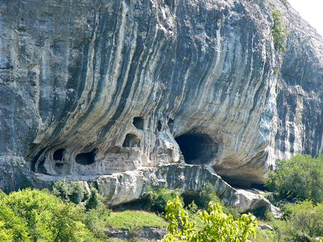 Новый Регион: Крымско-татарское предприятие перекрыло дорогу к средневековой Сюйреньской крепости и древнему монастырю (ФОТО)