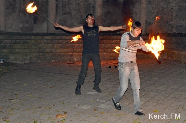 Новый Регион: В Керчи пьяный зритель едва не поджог артистов огненного шоу (ФОТО)