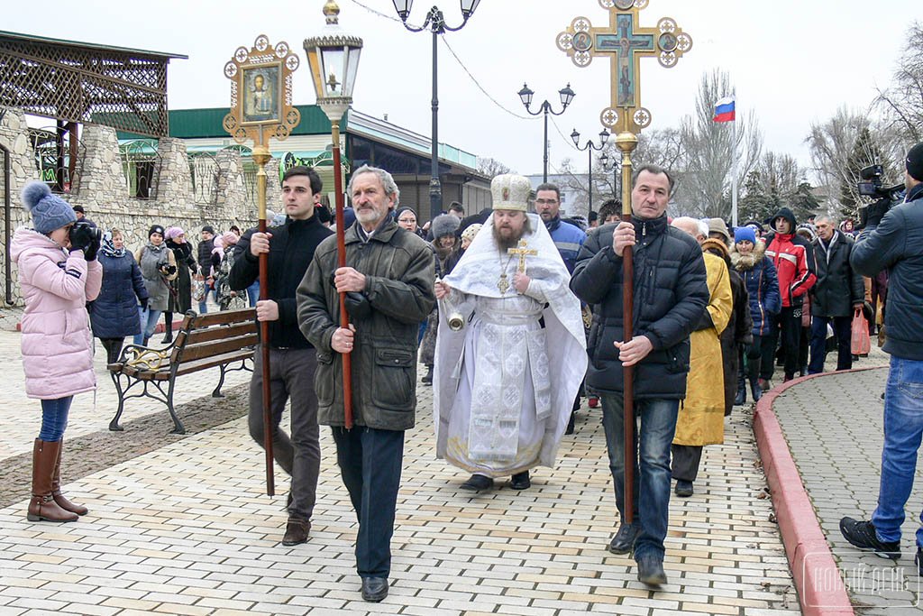 Новый День: Плюс 6 в воде, минус 4 на берегу: в Керчи празднуют Крещение (ФОТО)