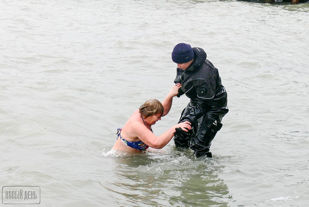 Новый День: Плюс 6 в воде, минус 4 на берегу: в Керчи празднуют Крещение (ФОТО)