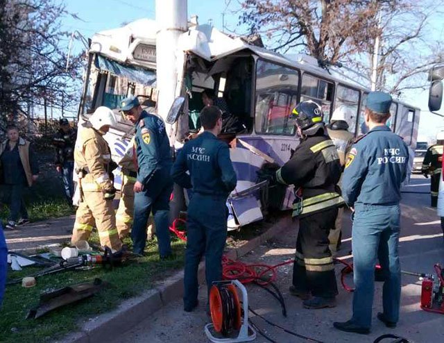 Новый День: В Севастополе троллейбус протаранил столб (ФОТО)