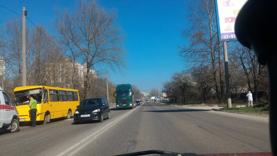 Новый День: В Симферополе автобус с пассажирами снес дерево (ФОТО)