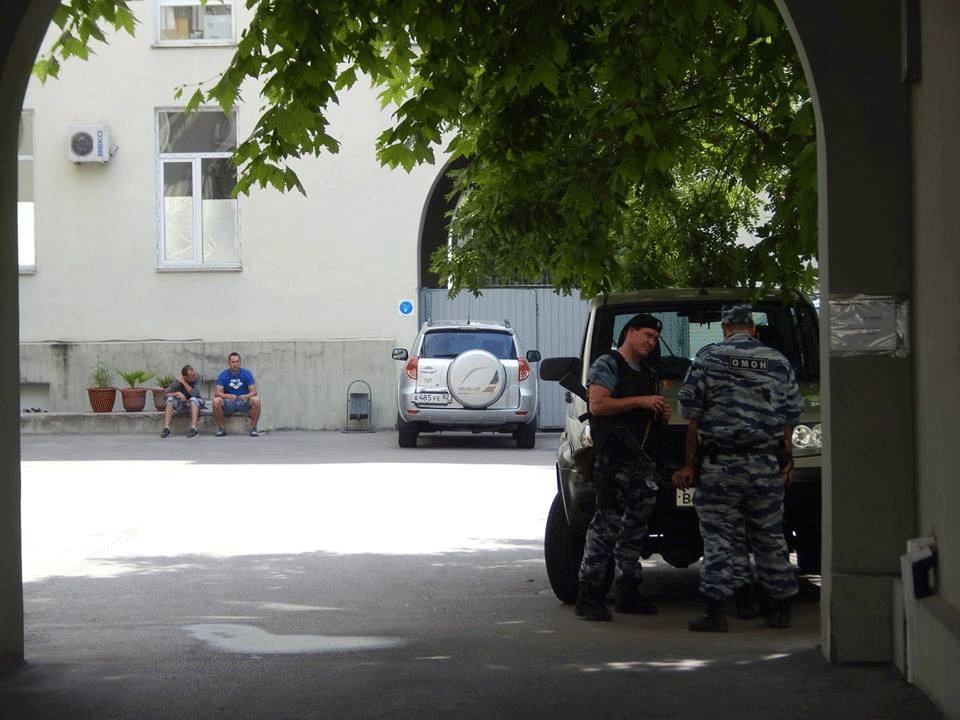 Новый День: В администрацию Ялты нагрянули автоматчики, чиновникам запретили покидать рабочие места (ФОТО)