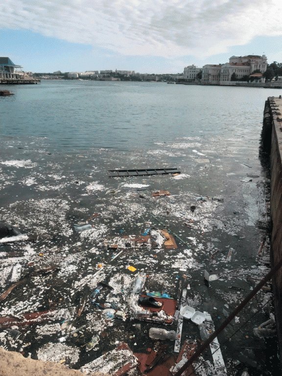 Новый День: Море вместо урны: жители Севастополя требуют выяснить, кто выбрасывает в воду строительный мусор (ФОТО)