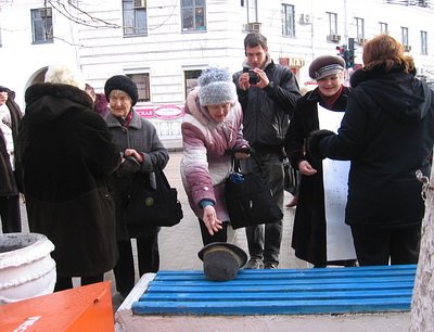 Новый Регион: В Севастополе собирают пятаки на билет Куницыну (ФОТО)