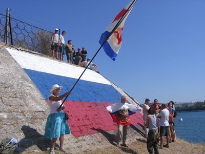 Новый Регион: Севастопольцы отстояли российский флаг – Беркут отступил (добавлены ФОТО)