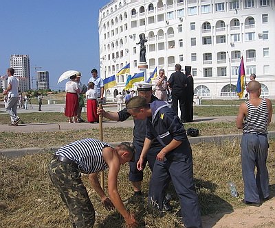 Новый Регион: Во время автопробега под украинскими флагами в Севастополе дважды упала и разбилась икона (ФОТО)