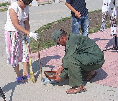 Новый Регион: Во время автопробега под украинскими флагами в Севастополе дважды упала и разбилась икона (ФОТО)