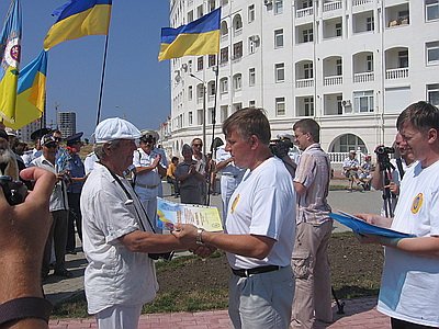 Новый Регион: Во время автопробега под украинскими флагами в Севастополе дважды упала и разбилась икона (ФОТО)