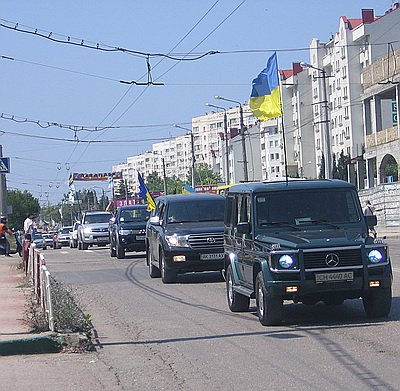 Новый Регион: Во время автопробега под украинскими флагами в Севастополе дважды упала и разбилась икона (ФОТО)