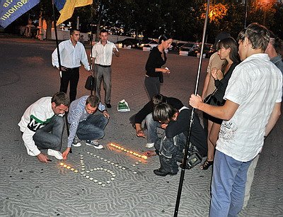 Новый Регион: На акцию в память о Гонгадзе в Севастополе привели 10 студентов с флагами (ФОТО)