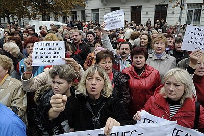 Новый Регион: В Севастополе возмущенные торговцы с рынков перекрыли главную улицу города (добавлены ФОТО)