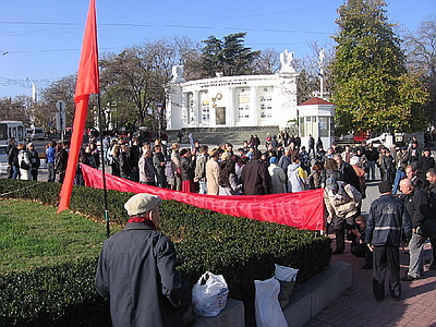 Новый Регион: Оппозиция смогла собрать на митинг в Севастополе около 100 человек (ФОТО)