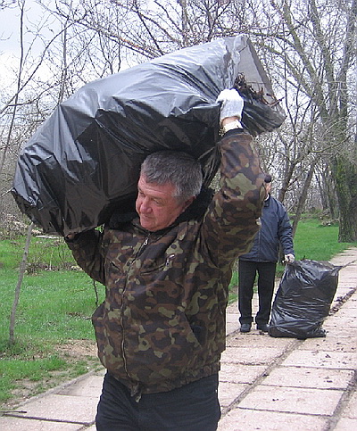 Новый Регион: Высшее руководство Севастополя провело субботник в парке рядом с горбольницей (ФОТО)