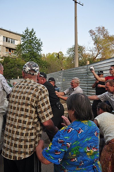 Новый Регион: В Севастополе на улице Мельника – противостояние жителей с охранниками стройплощадки (ФОТО)