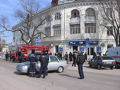 Новый Регион: В Севастополе перекрыли центральную улицу из-за сообщения о минировании музея Черноморского флота России (ФОТО)