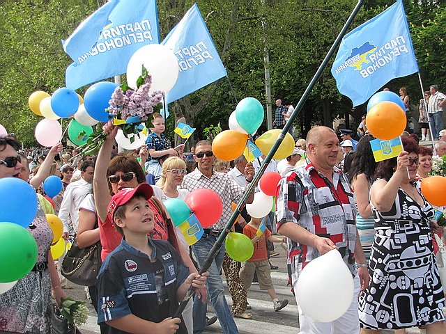 Новый Регион: Первомай в Севастополе обернулся противостоянием оппозиции и партии Януковича (ФОТО, ВИДЕО)