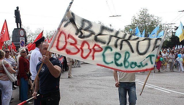 Новый Регион: Первомай в Севастополе обернулся противостоянием оппозиции и партии Януковича (ФОТО, ВИДЕО)