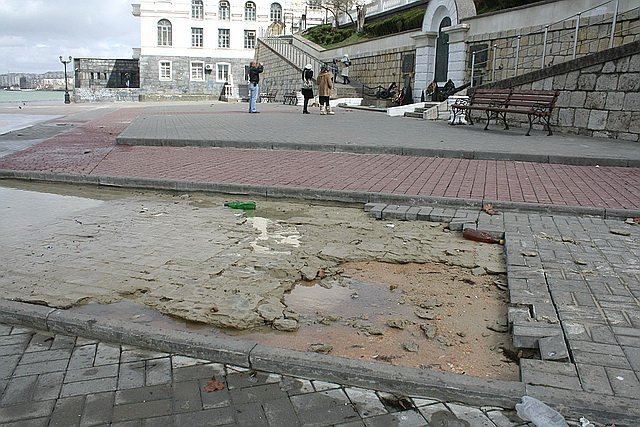 Новый Регион: В Севастополе шторм разнёс центральную набережную (ФОТО, ВИДЕО)