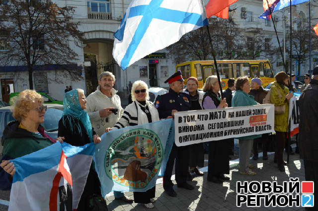 Новый Регион: В Севастополе замгенсека НАТО сбежал от протестующих через черный ход (ФОТО)