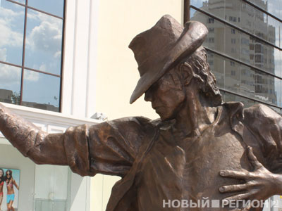 Новый Регион: На Урале появился памятник Майклу Джексону (ФОТО)