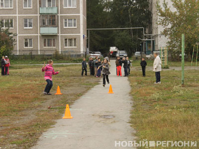 Новый Регион: Друзья зверски убитой в Екатеринбурге девочки несут на школьный стадион цветы (ФОТО)