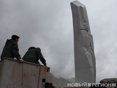 Новый Регион: Памятник Ельцину трещит по швам – на место ЧП срочно выехали реставраторы (ФОТО)