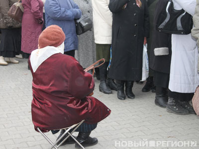 Новый Регион: В Екатеринбурге продолжается православный ажиотаж у Свято-Троицкого собора (ФОТО)