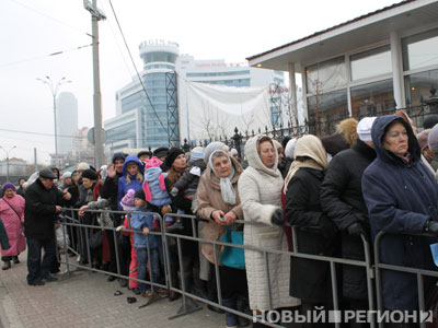 Новый Регион: В Екатеринбурге продолжается православный ажиотаж у Свято-Троицкого собора (ФОТО)