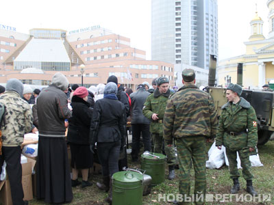 Новый Регион: В Екатеринбурге продолжается православный ажиотаж у Свято-Троицкого собора (ФОТО)