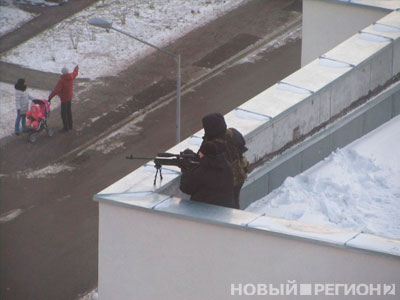 Новый Регион: Отважные екатеринбуржцы фотографируют снайперов на крышах домов. ФОТО