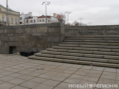 Новый Регион: В центре Екатеринбурга напротив мэрии недели лежит гроб (ФОТО)