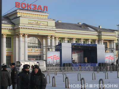 Новый Регион: Тысячи рабочих собрались на Привокзальной площади в Екатеринбурге