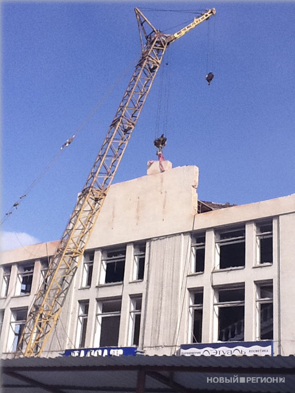 Новый Регион: Новый поворот в ситуации вокруг Пассажа – строители начали разбирать охраняемый исторический фасад (ФОТО)