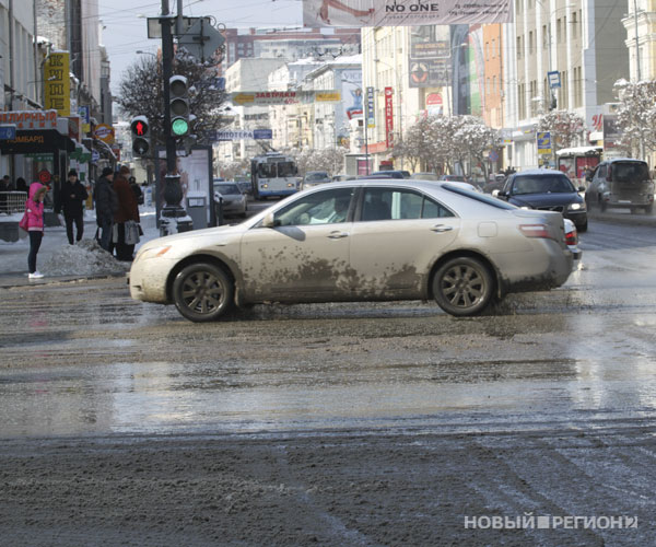 Новый Регион: Екатеринбург оброс грязью и сосульками (ФОТО)