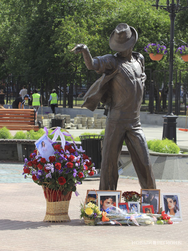 Новый Регион: Уральские фанаты Майкла Джексона почтили память кумира цветами и танцами (ФОТО)