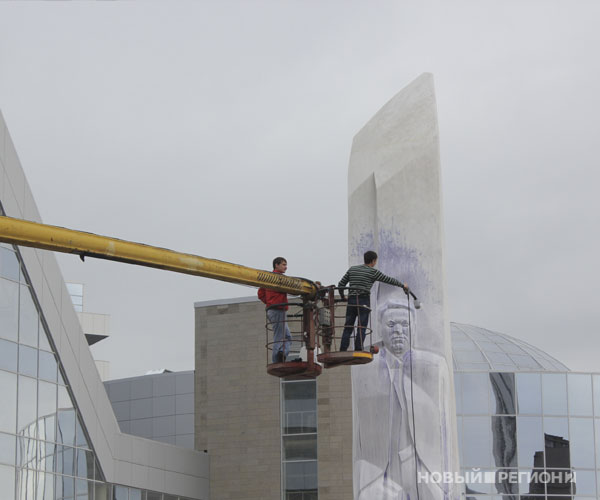Новый Регион: В Екатеринбурге памятник Ельцину залили краской сверху донизу (ФОТО, ВИДЕО)
