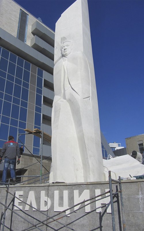 Новый Регион: В Екатеринбурге полностью отмыли залитый чернилами памятник Ельцину (ФОТО)