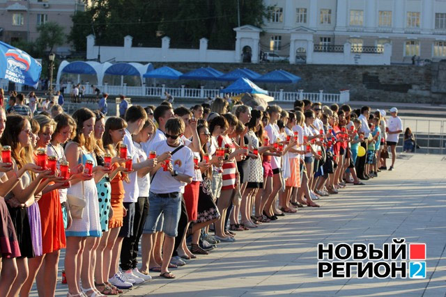 Новый Регион: Свеча памяти в Екатеринбурге горела недолго, но официозно (ФОТО)