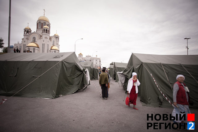 Новый Регион: Православные устроили палаточный лагерь у Храма-на-Крови в Екатеринбурге (ФОТО)