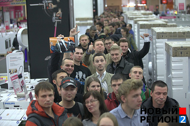Новый Регион: Как будто за колбасой! Четыре часа стояли!, – в Екатеринбурге выстроилась очередь за автографами солиста Scooter (ФОТО)