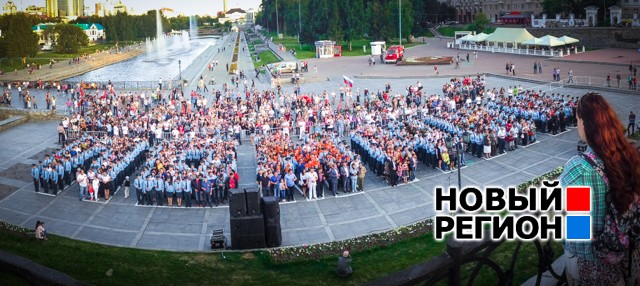 Новый Регион: В Екатеринбурге прошла акция Свеча памяти: в День памяти и скорби на Плотинке зажгли свечи (ФОТО)
