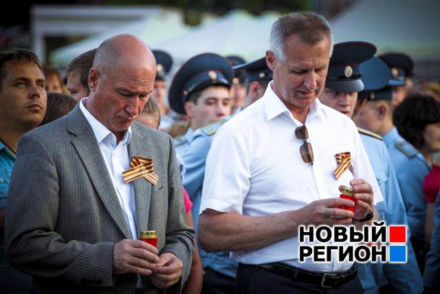 Новый Регион: В Екатеринбурге прошла акция Свеча памяти: в День памяти и скорби на Плотинке зажгли свечи (ФОТО)