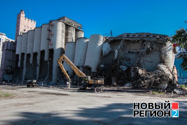 Новый Регион: В Екатеринбурге рухнула часть элеватора мукомольного завода (ФОТО)
