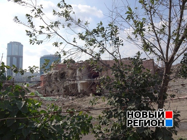 Новый Регион: В Екатеринбурге снесли последнюю башню мукомольного завода (ФОТО)