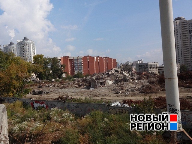 Новый Регион: В Екатеринбурге снесли последнюю башню мукомольного завода (ФОТО)